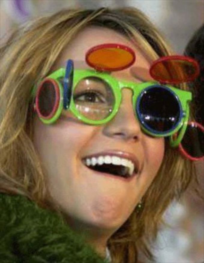 Картинки смешных очков. Бритни Спирс в очках. Бритни Спирс в очках солнечных. Прикольные солнцезащитные очки. Смешные солнцезащитные очки.