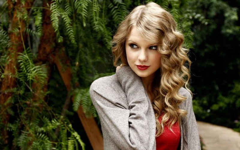 テイラー・スウィフト画像 5382_Taylor-Swift-in-the-woods-beautiful-blonde-singer