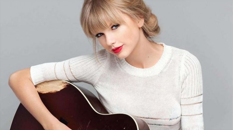 テイラー・スウィフト画像 Taylor-Swift-Playing-Guitar-Wallpaper-AMB